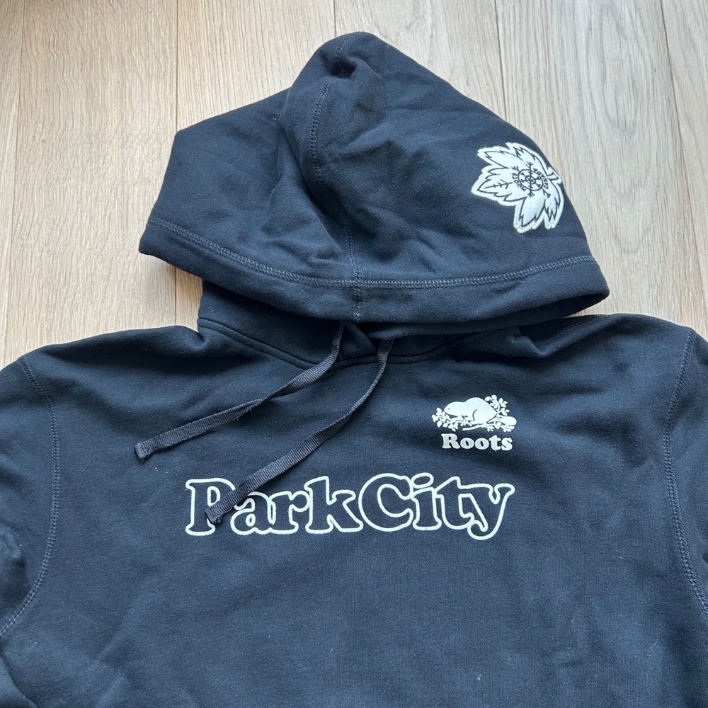 Roots Pullover Hoodie Sweatshirt Sz M Black Beaver Maple Leaf Patch Park City